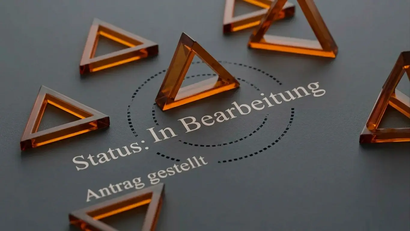 Warnsymbole für schwebenden oder unklaren Lizenzstatus eines Online-Casinos